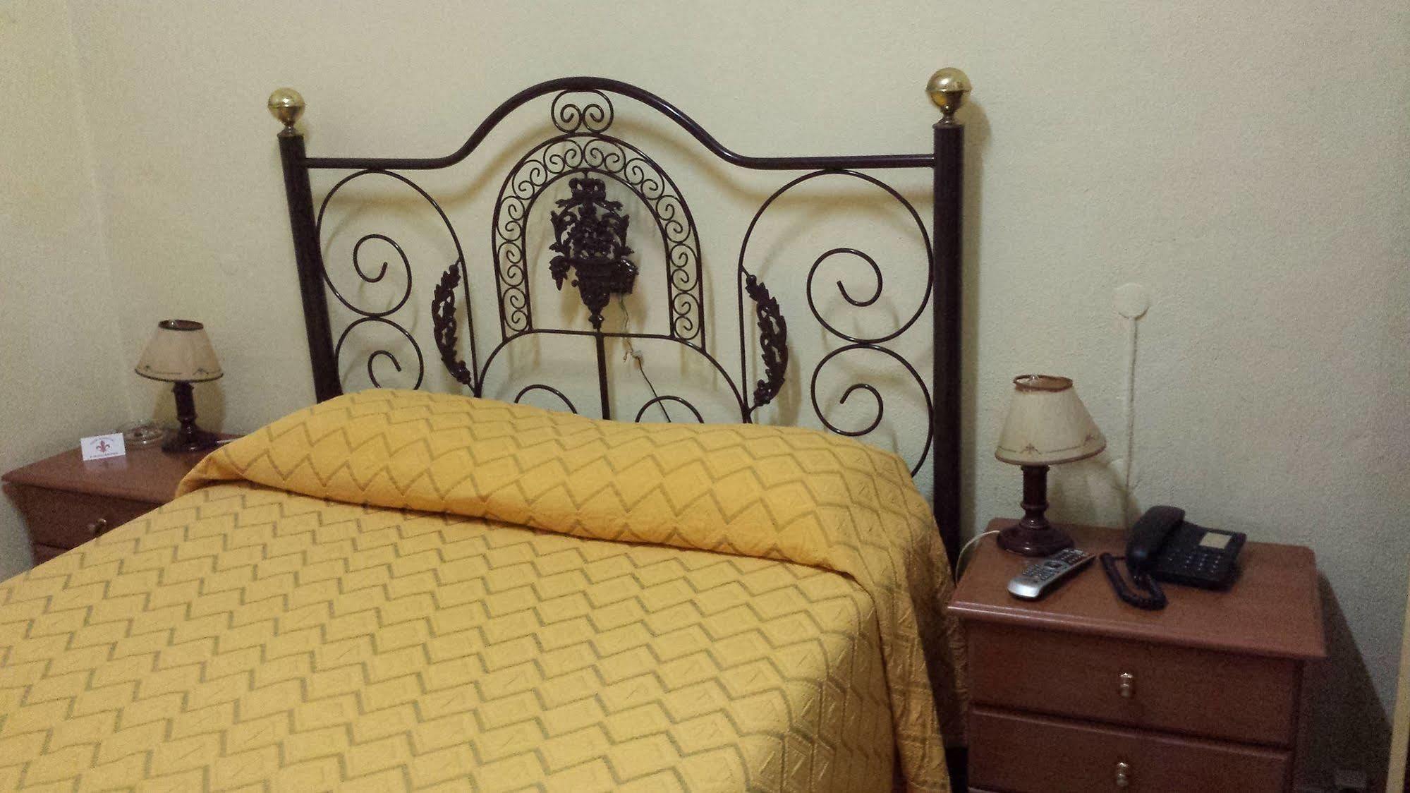 Pensao Residencial Flor Dos Cavaleiros Otel Lisboa Dış mekan fotoğraf